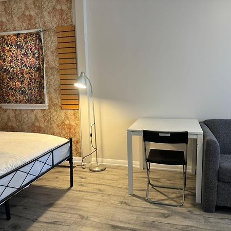 Spacious Urban Retreat Queen Bed & Sofa Bed Near Finch Subway Sleeps 4 Toronto Dış mekan fotoğraf