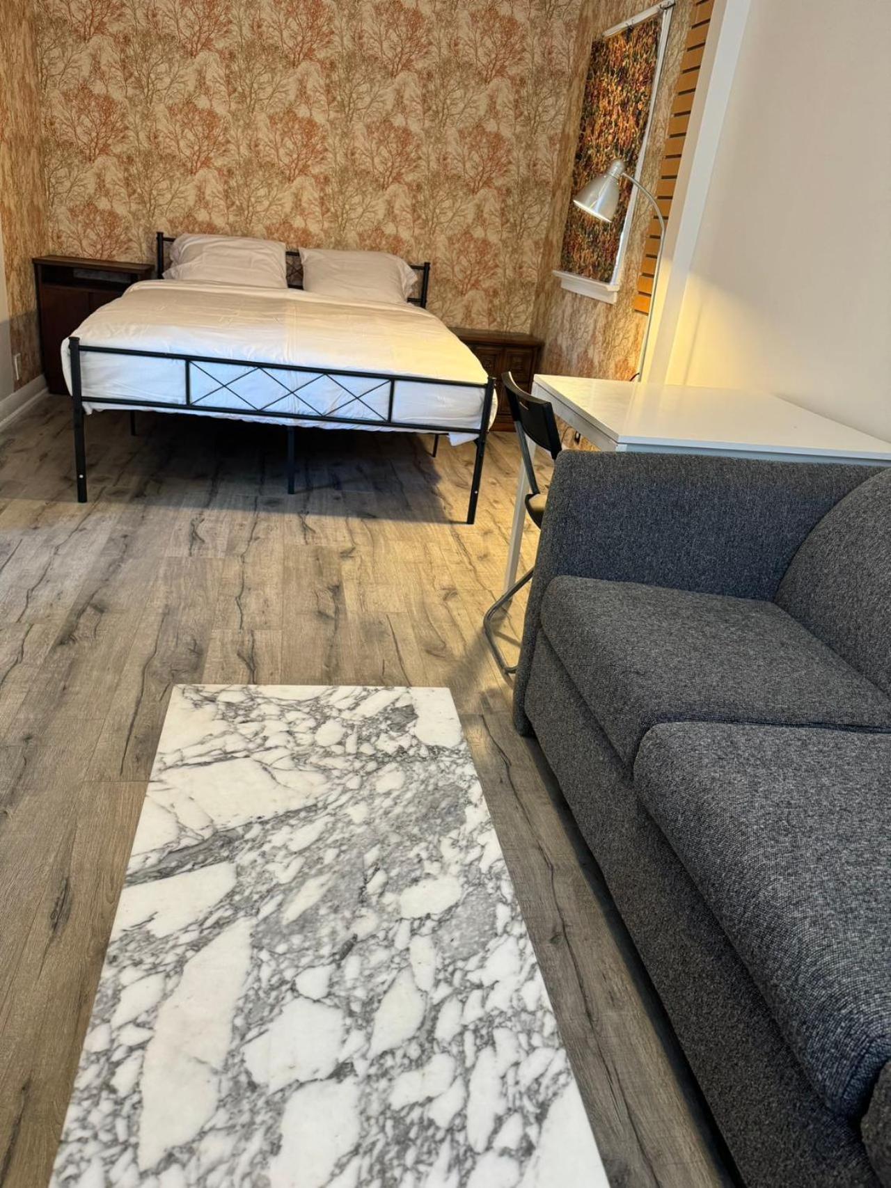 Spacious Urban Retreat Queen Bed & Sofa Bed Near Finch Subway Sleeps 4 Toronto Dış mekan fotoğraf