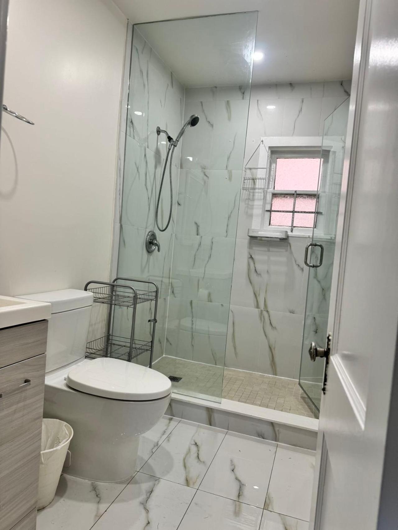 Spacious Urban Retreat Queen Bed & Sofa Bed Near Finch Subway Sleeps 4 Toronto Dış mekan fotoğraf